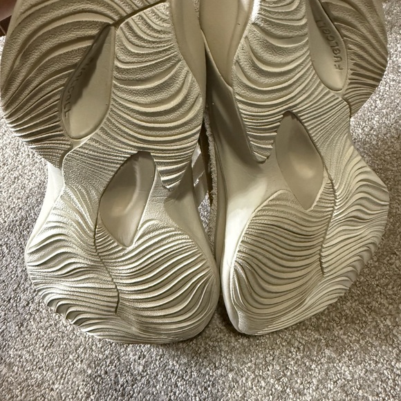 New Balance Women's Cream and Gold Sneakers - Picture 3 of 5